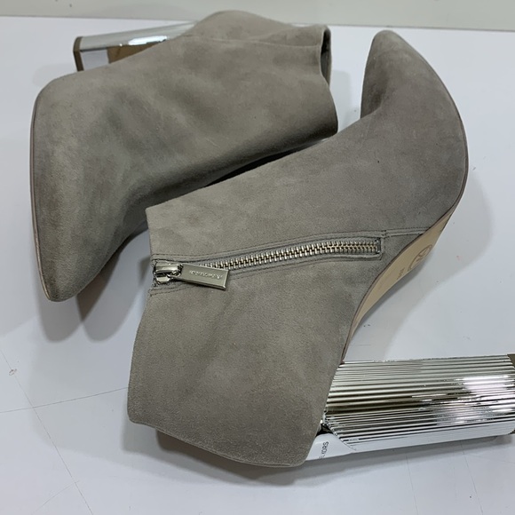 Michael Kors shoe boots size 9 1/2
Suede silver heel - Picture 9 of 10